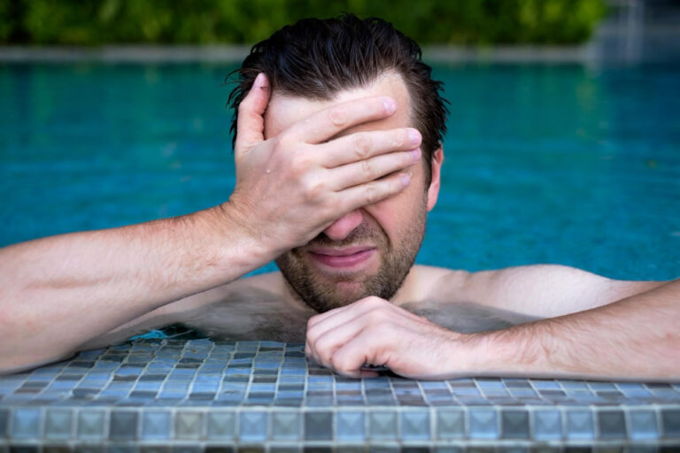 Soñar con piscina de agua sucia