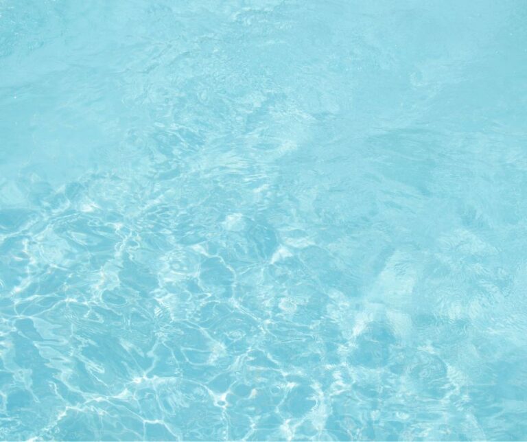Agua turbia piscina