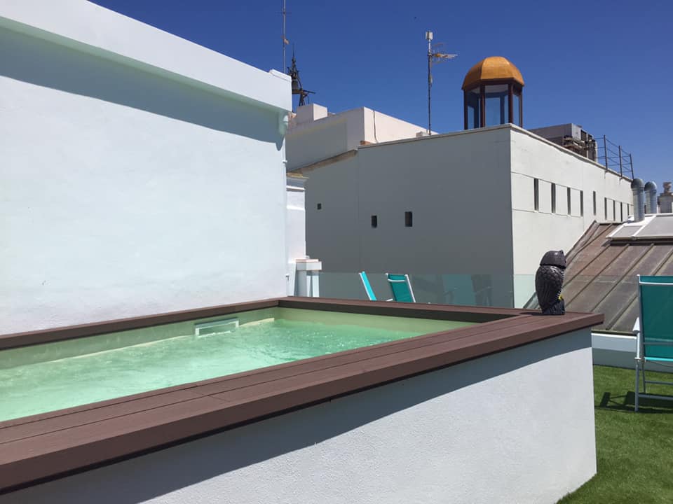 Piscina elevada en azotea con vista panorámica de la ciudad