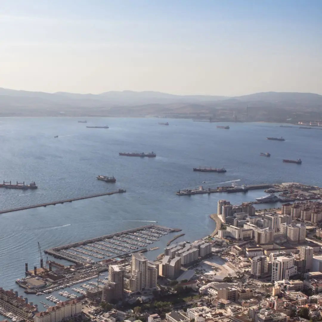 Vista panorámica de Algeciras con el puerto y la costa en un día soleado.