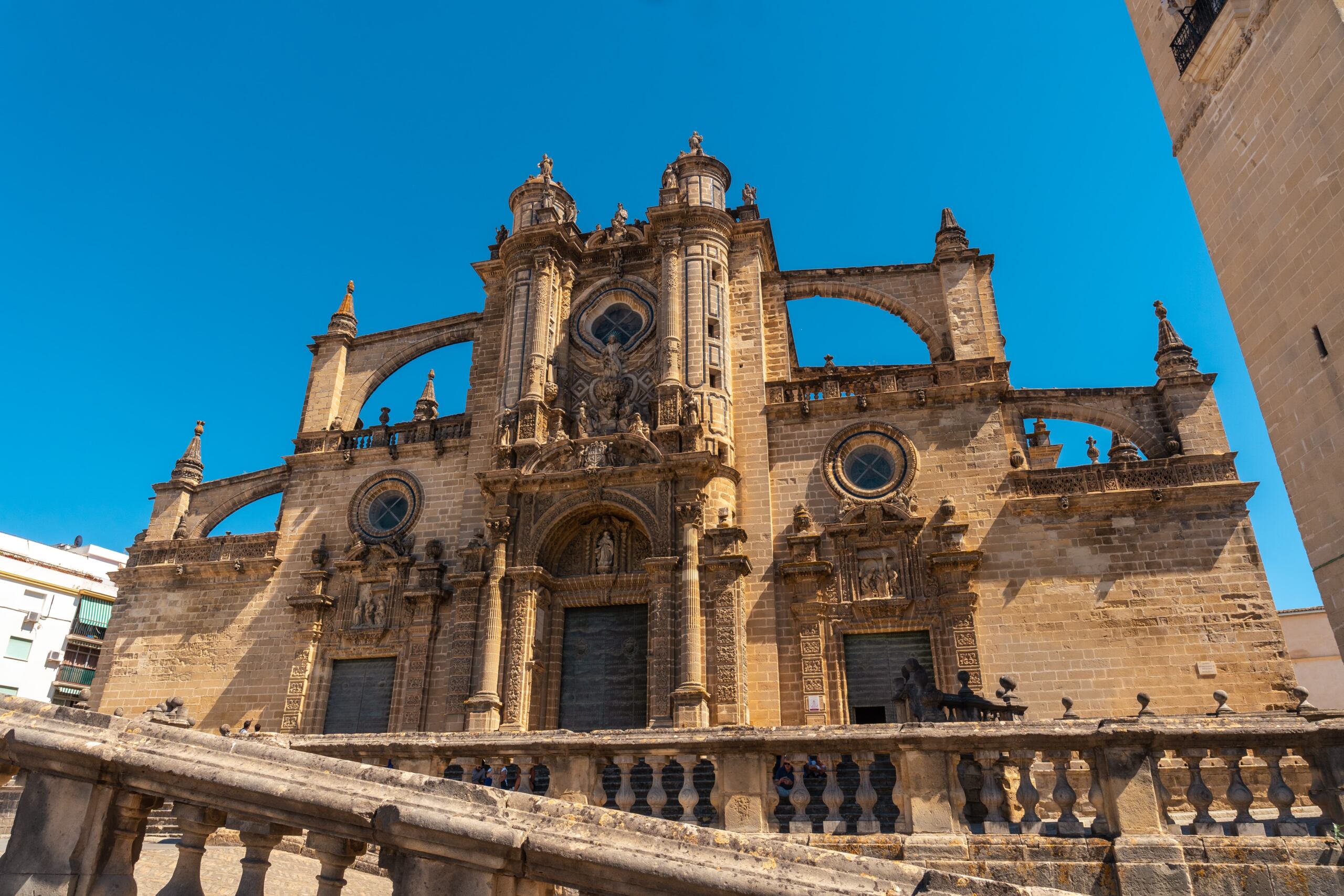 Imagen de la majestuosa Catedral de Jerez, un símbolo de la rica historia y el encanto de esta ciudad andaluza, que inspira la construcción de piscinas de ensueño con Your Pool Piscinas.