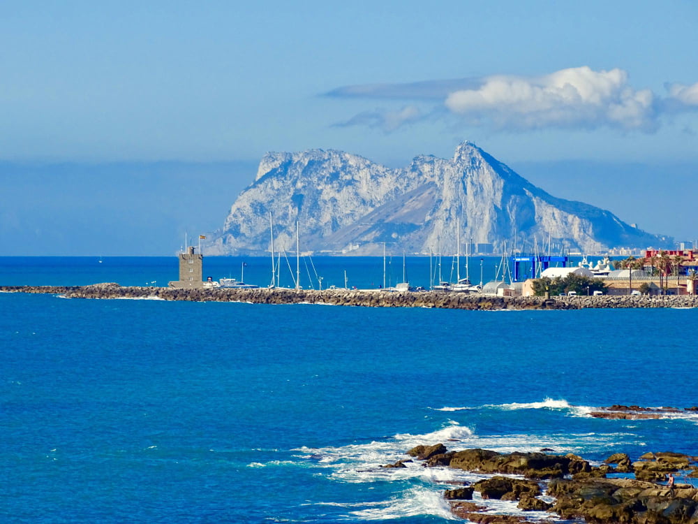 Vista de la costa de Sotogrande con Gibraltar al fondo