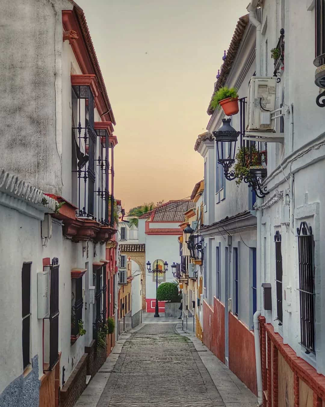 Calle pintoresca en Tomares, capturada por @juanhuertajr