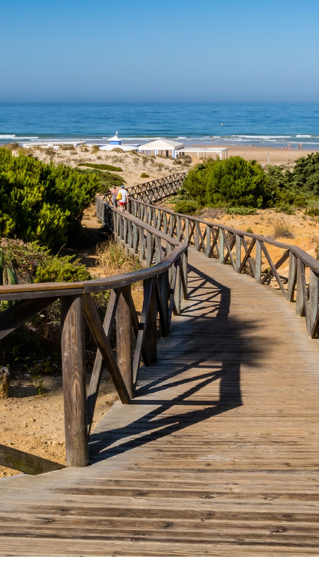 Pasarela de madera que lleva a una playa en Chiclana de la Frontera