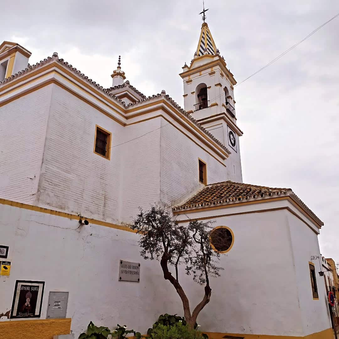 Vista de la iglesia de Valencina de la Concepción con un impresionante cielo nublado de fondo.