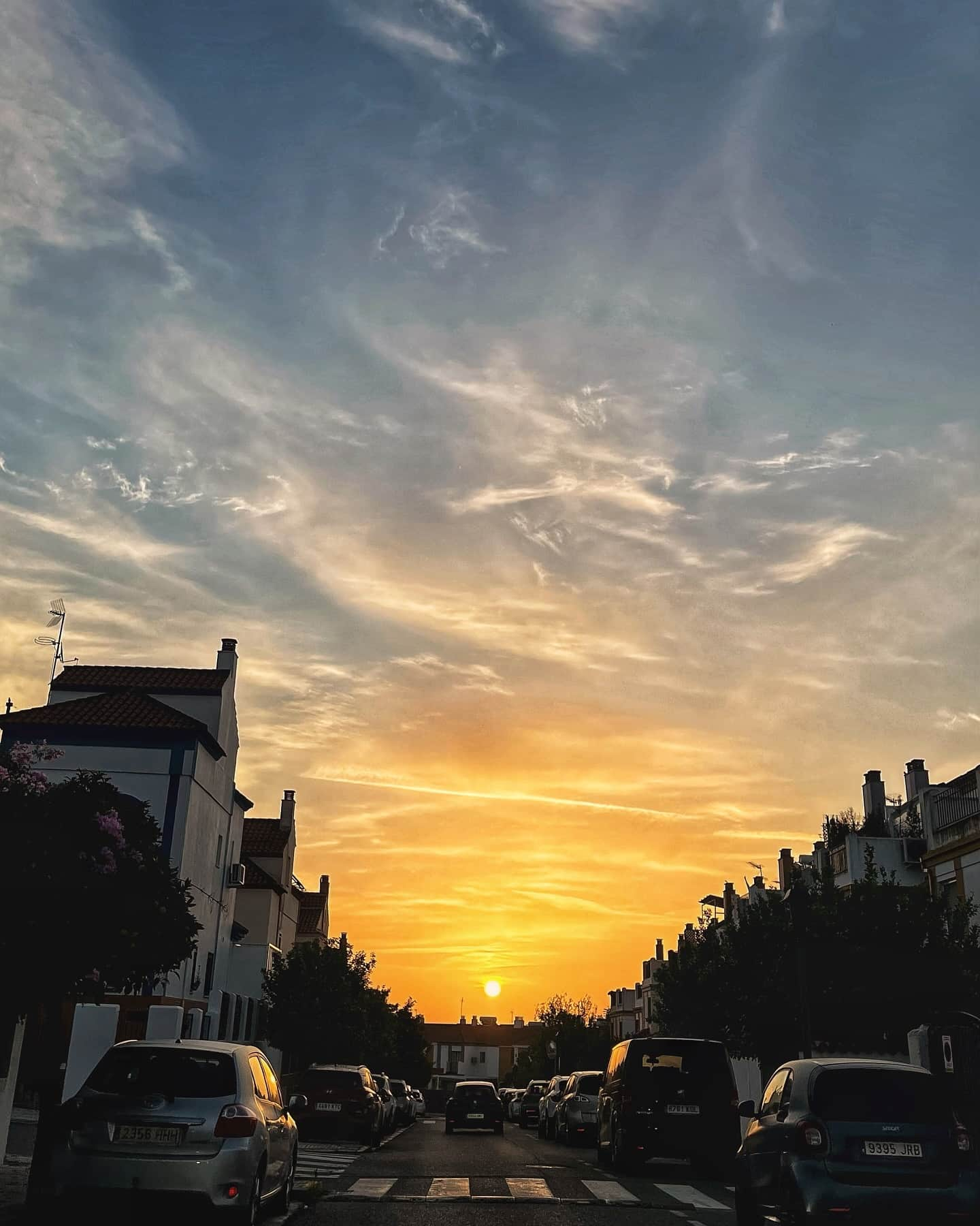 Cielo anocheciendo sobre las calles de Castilleja de la Cuesta, creando un ambiente tranquilo y acogedor.