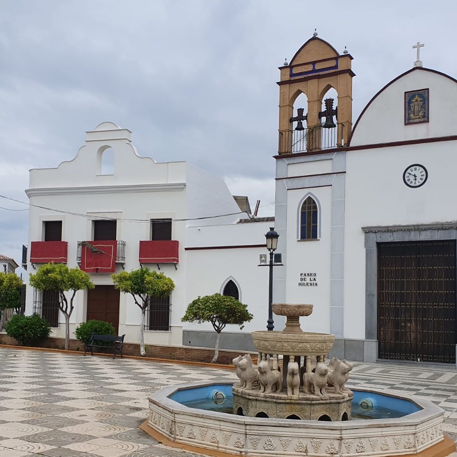 Plaza con la fuente de los leones en El Rubio, con la fachada de la iglesia al fondo.