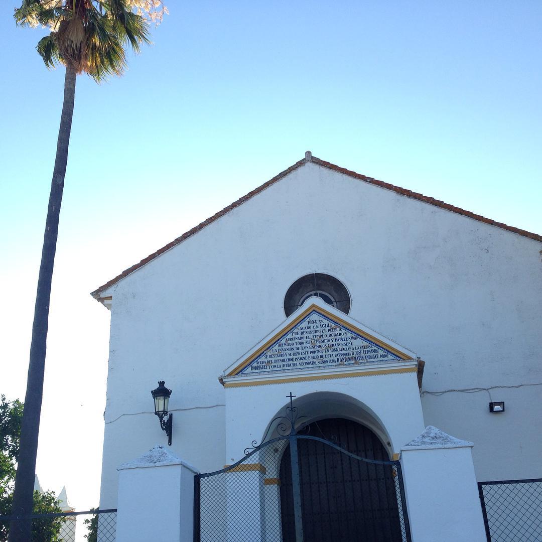 Iglesia parroquial de la Concepción en El Garrobo iluminada por los primeros rayos del amanecer.